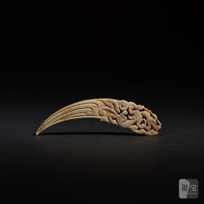 東周晚期 玉鏤雕龍紋觿 | PENDENTIF EN JADE CALCIFIÉ, XI